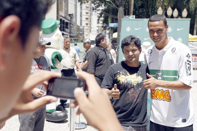 Direito de imagem...Emerson foi ontem o garoto-propaganda do Coxa no lançamento do novo uniforme de jogo. O zagueiro foi até a Boca Maldita, no Centro de Curitiba, para exibir o modelo que será usado a partir de hoje. O evento alegrou os torcedores alviverdes que posaram para fotos ao lado do ídolo | Felipe Rosa/ Gazeta do Povo