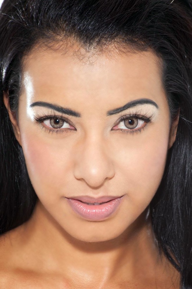 1º Passo:Aplique sobre o rosto a base, o corretivo e o pó facial. Sobre a pálpebra, passe um fixador de sombra ou um corretivo cremoso (um tom mais claro que a sua pele). Para deixar o olhar mais marcante, delineie a sobrancelha com uma sombra preta em pó |