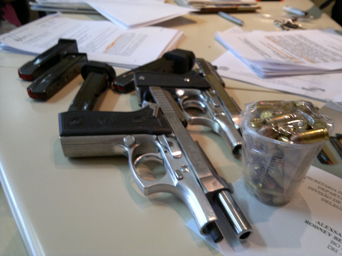 Duas pistolas 380, quatro carregadores e 60 munições estavam escondidas no fundo falso do porta-luvas do carro em que estava Alexsandro de Freitas, assasinado no Prado Velho na última segunda-feira (7) | Heliberton Cesca / Gazeta do Povo