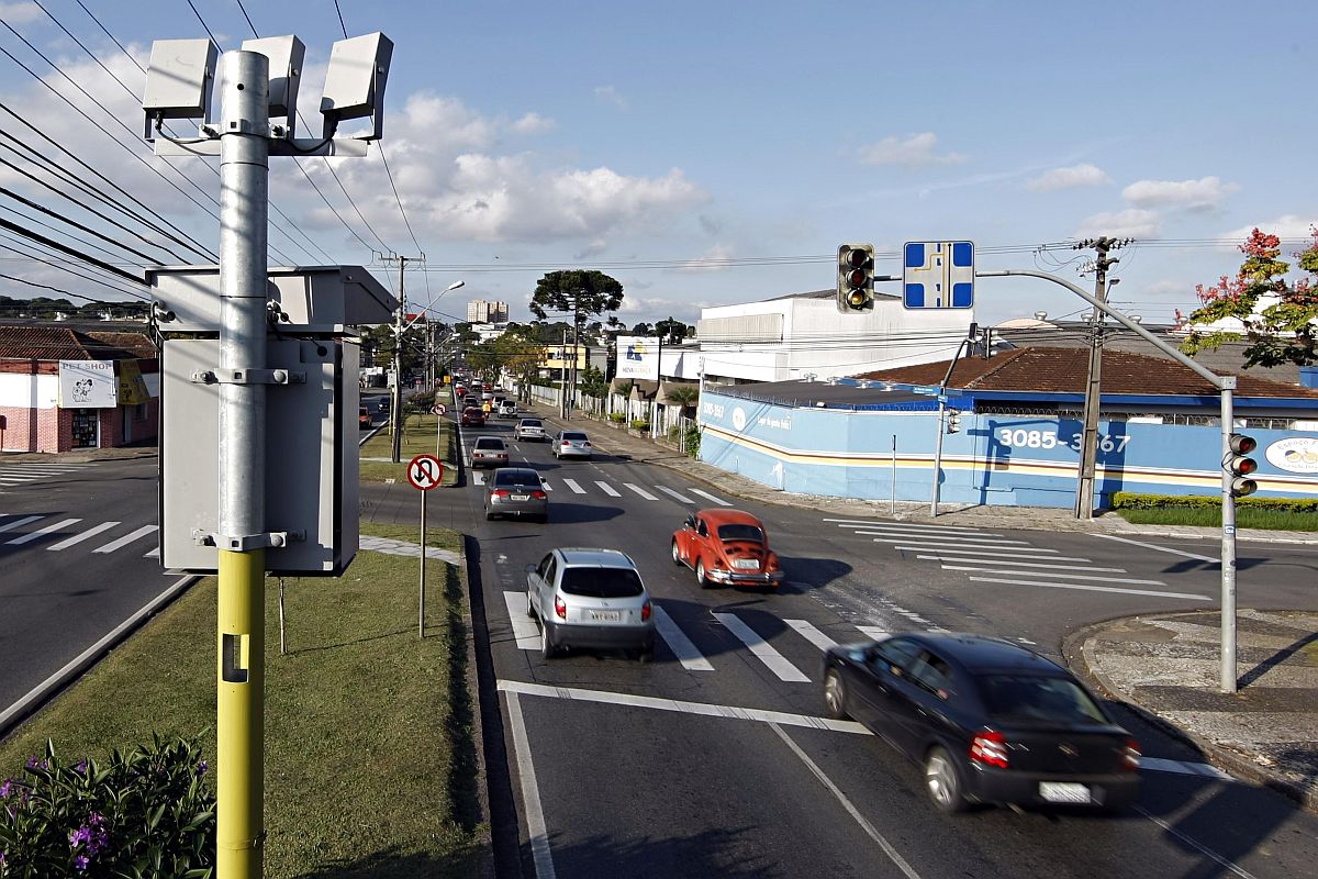 A Justiça determinou, nesta quinta-feira (9), o prosseguimento da licitação para a compra de equipamentos de fiscalização eletrônica no trânsito da capital | Albari Rosa / Arquivo Agência de Notícias Gazeta do Povo