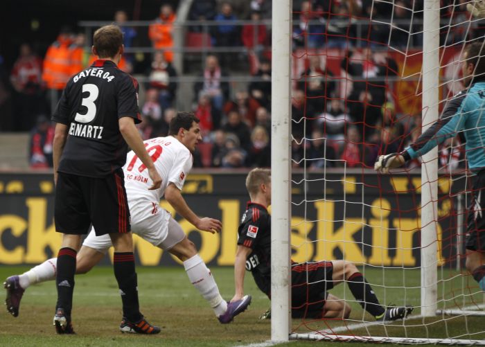 Lars Bender marca pelo Bayer durante a partida desta rodada | Ina Fassbender/Reuters