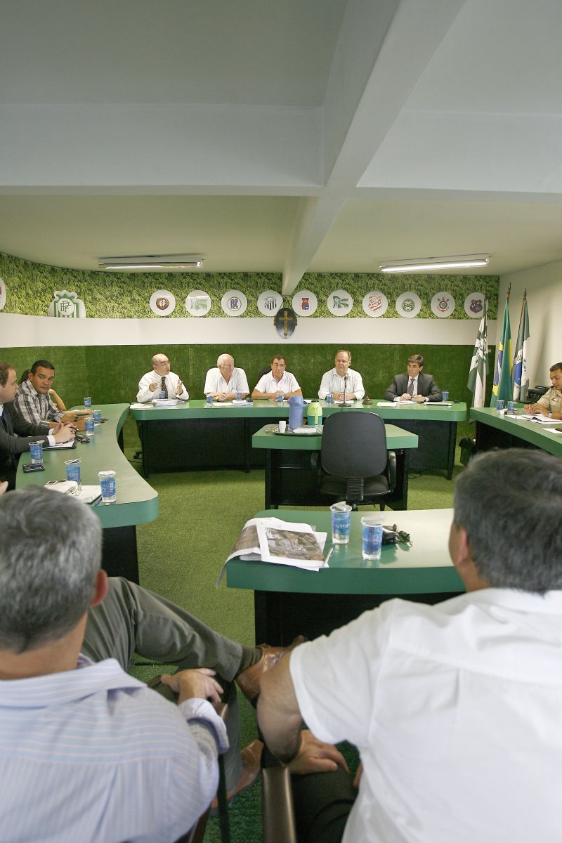 Reunião ontem à tarde na sede da FPF, com duas horas de duração, chegou-se à conclusão que o torcedor do Atlético não deve estacionar o carro no Parque Barigui | Antonio More/ Gazeta do Povo