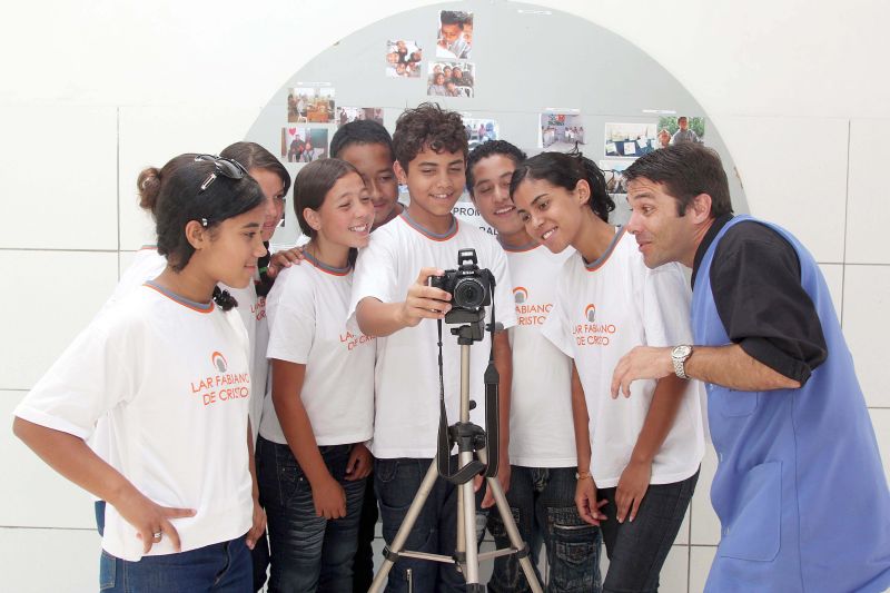 O educador Silvio Gonçalves (à dir.) percebeu que precisava se aproximar da garotada conectada e iniciou projetos de comunicação no contraturno | Walter Alves/Gazeta do Povo