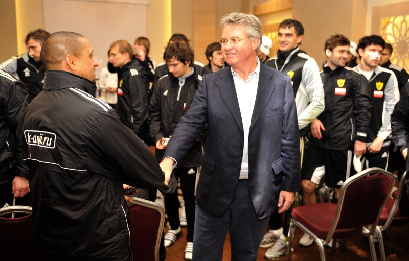 Guus Hiddink cumprimenta Roberto Carlos: holandês é o novo técnico do Anzhi | Sergei Rasulov Jr/AFP