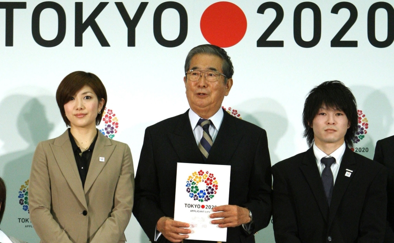 O governador de Tóquio, Shintaro Ishihara (c), faz campanha para a capital japonesa sediar os Jogos de 2020 | Jiji Press/AFP