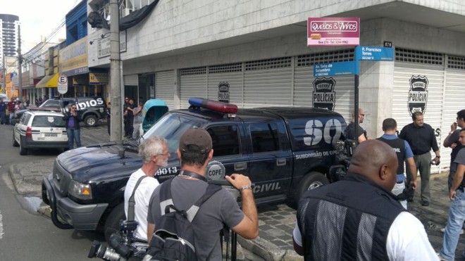 Policiais do Cope fazem cerco à Delegacia de Homicídios antes de manifestação pela morte de jovem assassinado no Água Verde | Heliberton Cesca / Gazeta do Povo