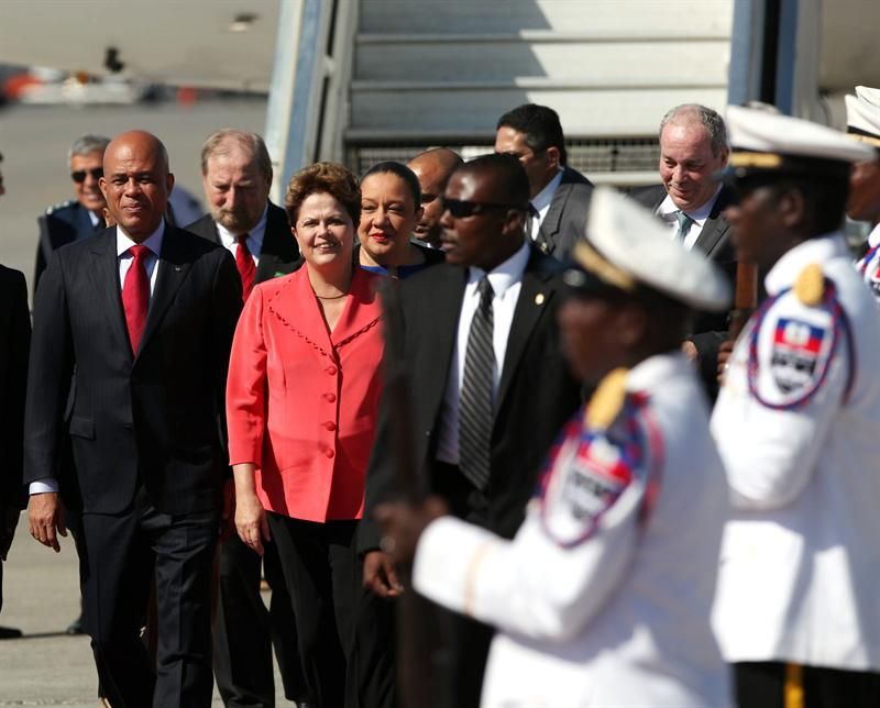 Ao chegar ao aeroporto internacional de Porto Príncipe, Dilma foi recebida por Martelly e pelo primeiro-ministro haitiano, Gary Conille | EFE