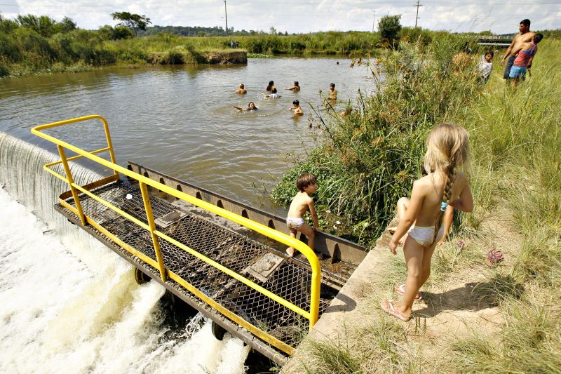Corpo de Bombeiros não recomenda nadar em locais onde não haja a presença de guarda-vidas, como as cavas do Rio Iguaçu | Antônio More/ Gazeta do Povo