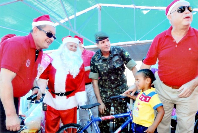 Natal das crianças- O Natal das Crianças 2011 foi um grande sucesso. Reunindo doações de entidades, clubes, como o Lions, empresas parceiras e pessoas físicas, o evento reuniu mais de 500 voluntários e contou com o apoio do Batalhão do Exército, que designou 100 soldados para ajudar a levar os mais de 40 mil brinquedos às crianças de Piraquara. Na foto, o coronel Sidnei Prado entrega o primeiro presente ao lado de Milton Mendes e Joel Lobo | 