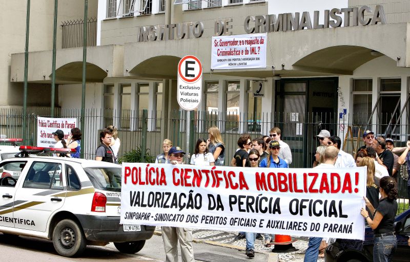 Cerca de 40 peritos criminais e auxiliares de perícia fizeram um buzinaço no Instituto de Criminalística, em Curitiba: categoria está mobilizada | Henry Milléo/ Gazeta do Povo