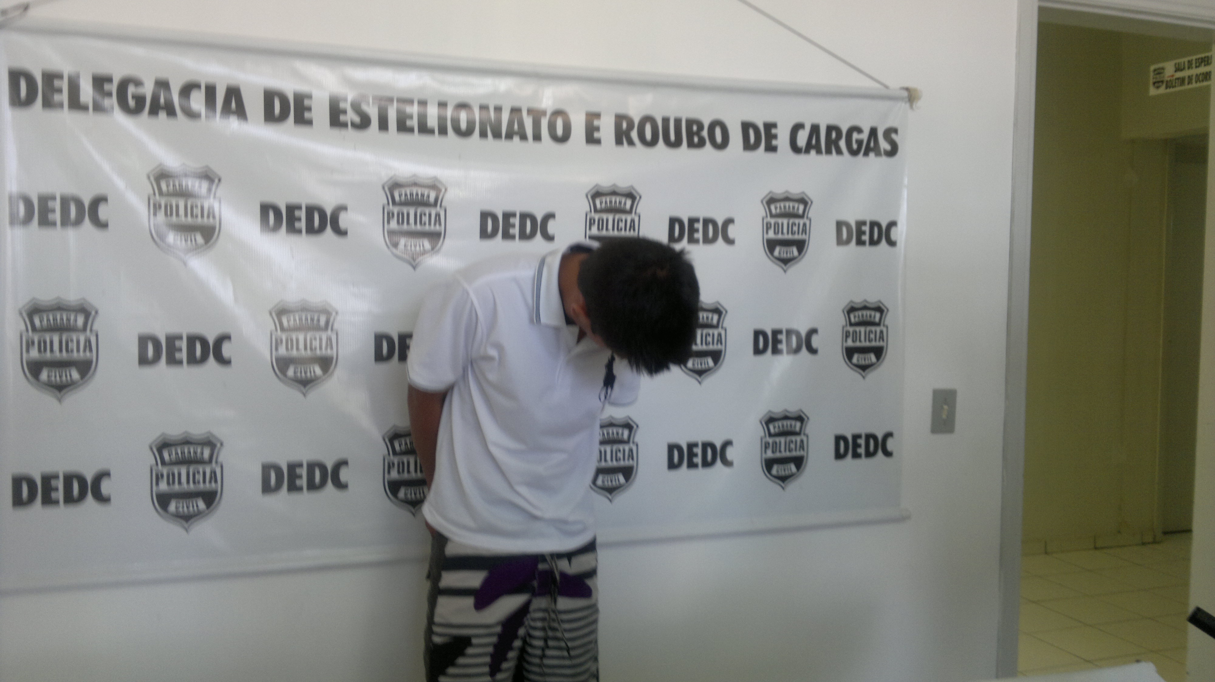 Rapaz de 19 anos foi preso com 20 caixas de cigarros roubadas, que foram avaliadas em cerca de R$ 100 mil | Heliberotn Cesca / Gazeta do Povo