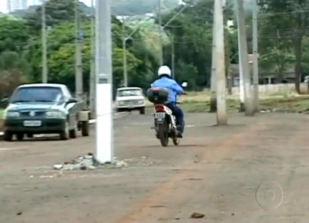 Postes faziam com que os motoristas e pilotos mudassem o trajeto na Rua Pintassilgo, Jardim Três Lagoas | Reprodução/RPC TV Maringá