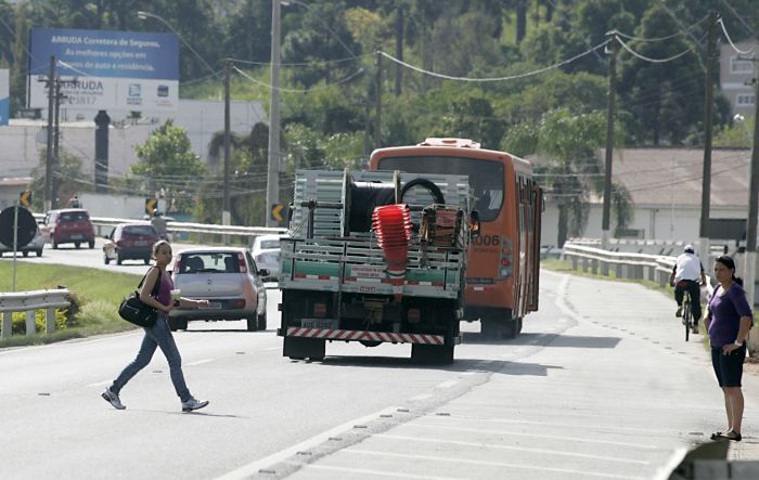 Para atravessar chegar ao estádio quarta-feira, torcida atleticana teve de atravessar a movimentada BR-277, onde um torcedor atleticano morreu atropelado | Marco André Lima / Gazeta do Povo