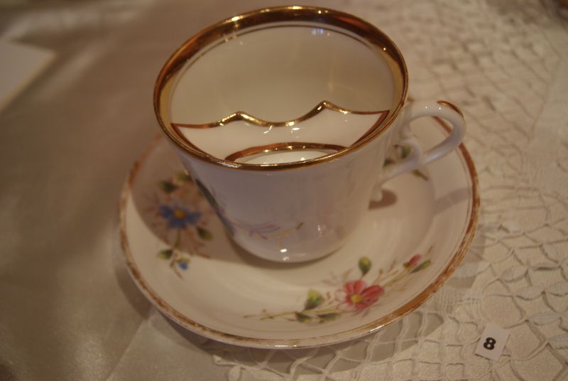 Xícara do britânico Harvey Adams para homens com bigode é um dos objetos inusitados do museu | Divulgação