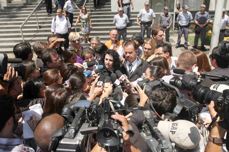 A advogada Ana Lúcia Assad, que defende Lindemberg, e o advogado de acusação, Ademar Gomes, em frente do Fórum de Santo André: decisão deve sair hoje | Rodrigo Pinto/AE