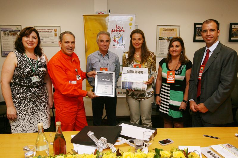 O convênio entre GRPCom, Repar e prefeitura de Araucária foi assinado nesta sexta-feira (10), em Araucária. Iniciativa vai levar o projeto Ler e Pensar para 27 mil estudantes do município | Felipe Rosa/Gazeta do Povo