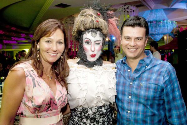 O presidente do Clube Curitibano, Joaquim Miró, e a primeira-dama, Maria Cristina, com um dos personagens do grupo Artimanha, que animou o Baile de Carnaval na terça-feira. O tema da festa foi Alice no país das maravilhas | Gustavo Garret