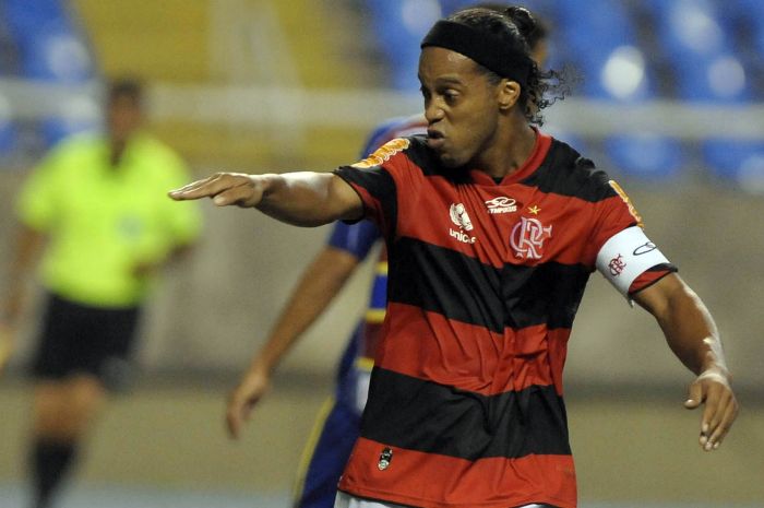 Ronaldinho viu R$ 3,75 milhões caírem na sua conta antes da partida contra o Madureira, mas em campo mandou um pênalti por cima do gol | Alexandre Loureiro/Vipcomm