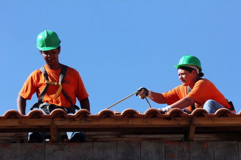Mulheres em ação em canteiro de obras no bairro do Ganchinho, em Curitiba: refeitório, banheiros e local de descanso exclusivo para as operárias, a fim de evitar assédio. Segregação só é possível em empreendimentos de grande porte | Fotos: Walter Alves/Gazeta do Povo