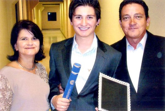 Parabéns para Tarcísio- Tarcísio Bély, filho dos amigos Marluce (Baião) e Celso Luiz Bély, acaba de se formar em Eventos na Unicuritiba. O jovem Tarcísio foi o juramentista da primeira turma deste curso da instituição |