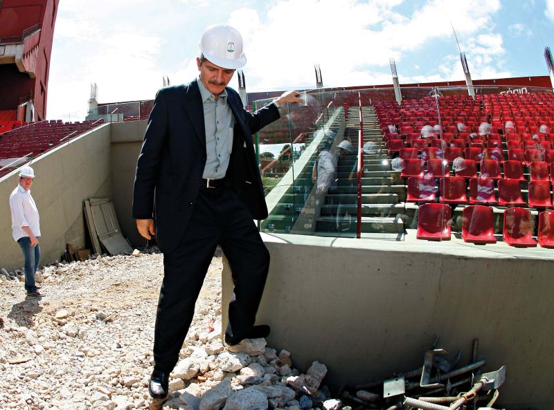 Ministro Aldo Rebelo durante visita à Arena da Baixada: rebaixamento do gramado e troca das cadeiras do estádio são algumas das exigências da Fifa | Daniel Castellano / Gazeta do Povo