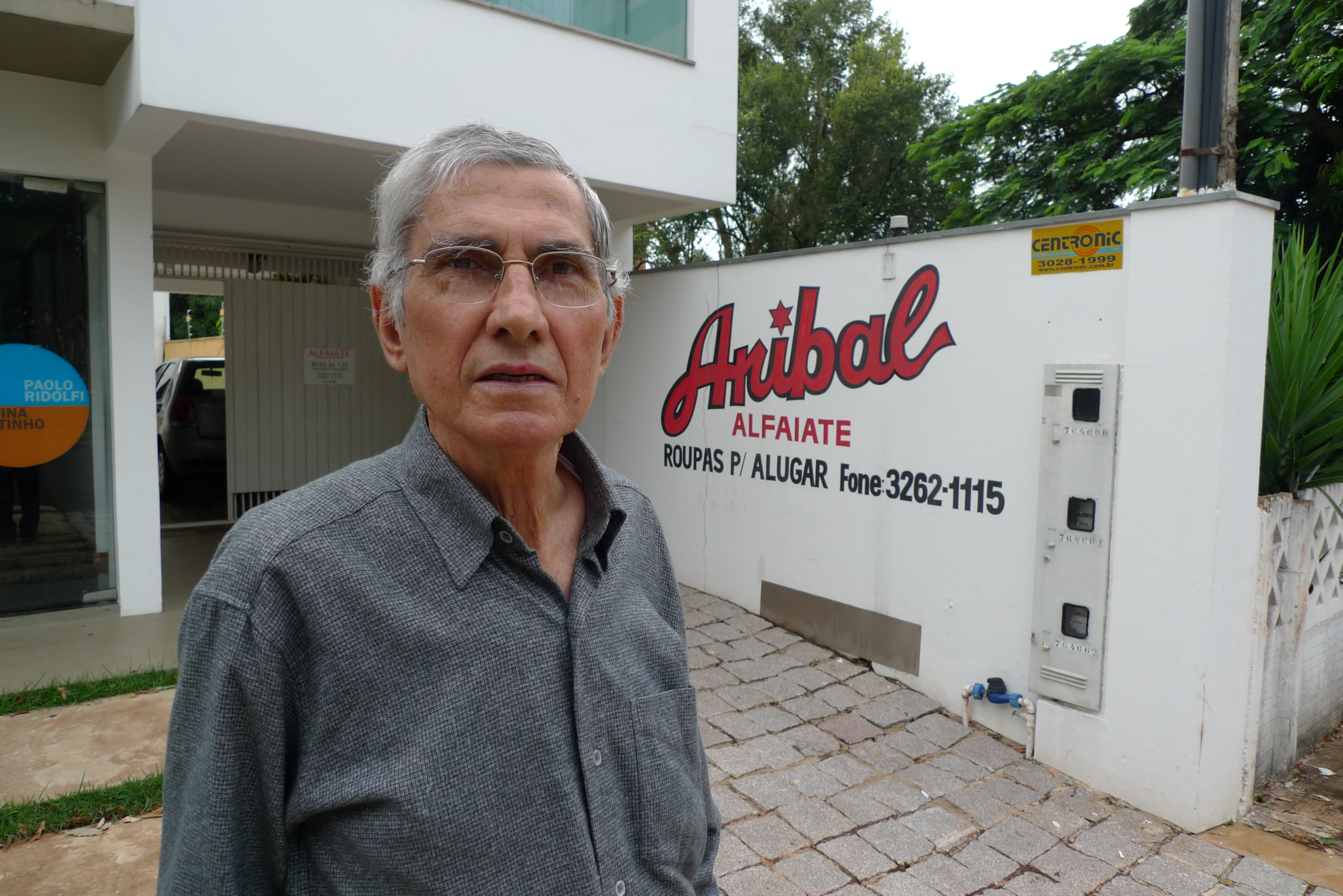 Aníbal Verri, em frente a sua alfaitaria. Ele exerceu o ofício por 56 anos | Arquivo da família