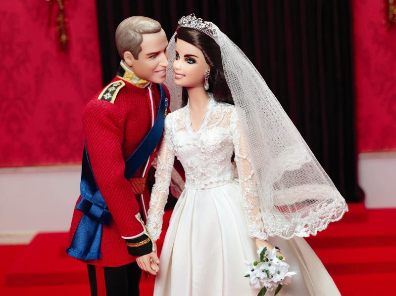 Os duques de Cambridge usarão os trajes de seu casamento de 29 de abril passado, ela o vestido de noiva criado pela maison Alexander McQuen e ele o uniforme de coronel da Guarda Irlandesa do exército britânico | AFP PHOTO / 2012 MATTEL