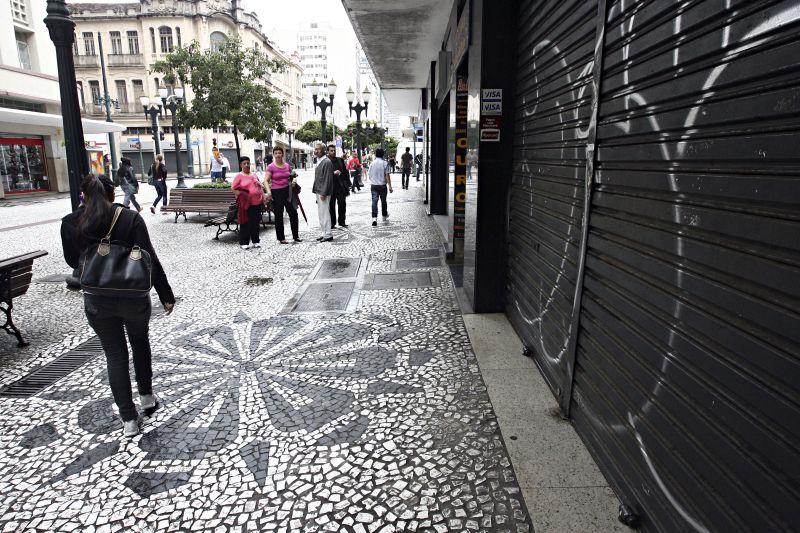 Muitas lojas ficaram fechadas ontem pela falta de funcionários. O calçadão da Rua XV, que tem forte movimento durante a semana, estava quase vazio | Felipe Rosa/Gazeta do Povo