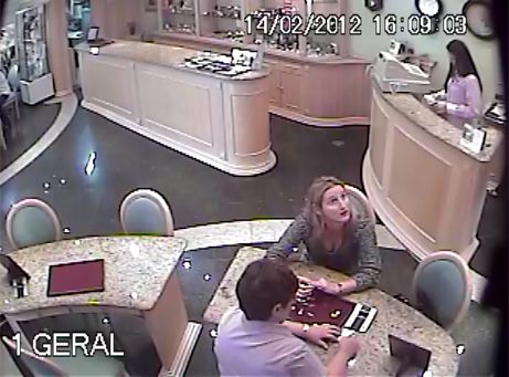 Mulher furtou anel de R$ 4 mil enquanto conversava com a vendedora em joalheria do shopping Água Verde | Circuito interno de segurança / Divulgação