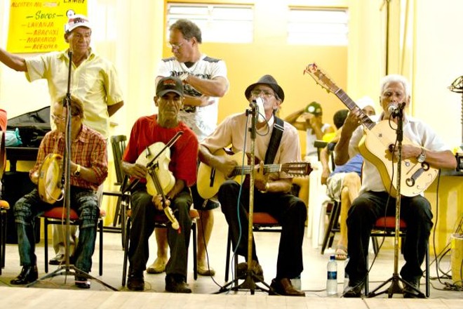 Mestre Nemésio (de chapéu), do grupo Pés de Ouro, anima os bailes de fandango |