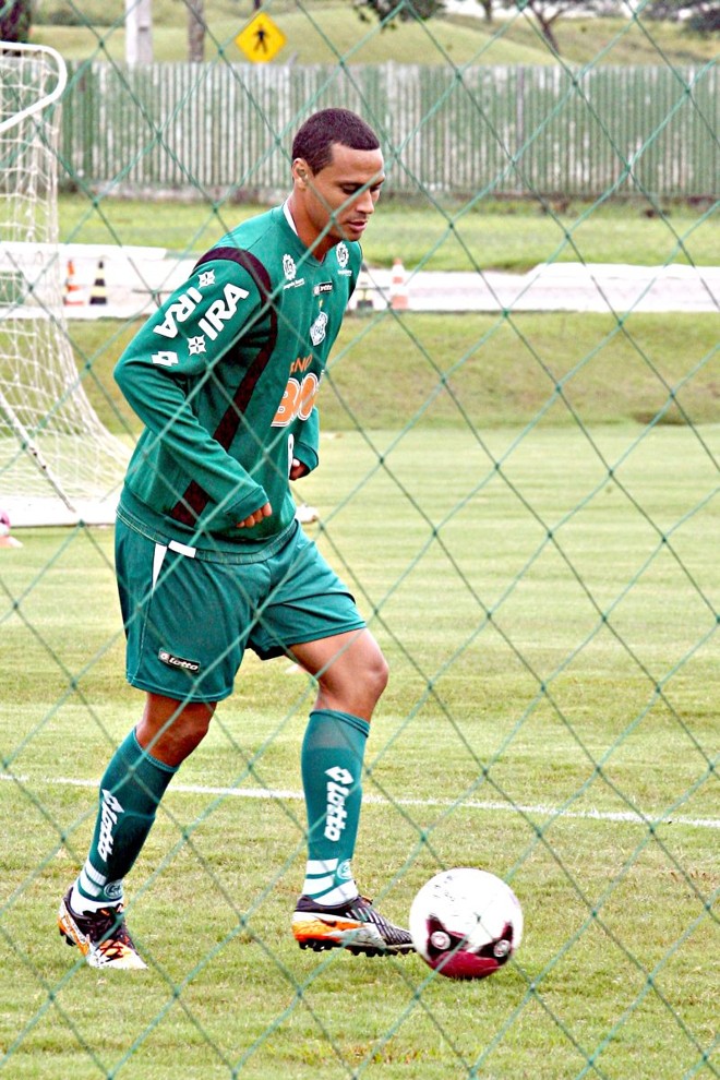 ... Direito de arena- Antes de ajudar no lançamento do novo uniforme, o zagueiro treinou no CT da Graciosa para o jogo desta tarde. Ele é o atleta com maior número de partidas no clube desde que assinou contrato. Entrou em campo em 68 de 76 partidas |