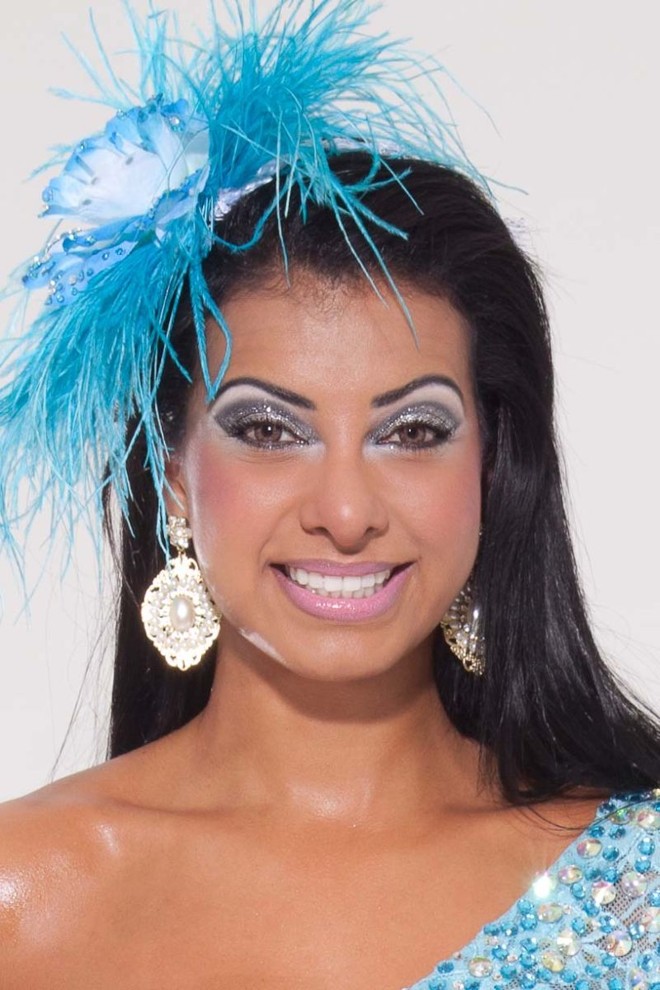 5º Passo:Para a finalização, escolha um pincel arredondado para sombra e passe glitter sobre a pálpebra móvel evitando cobrir a região preta. Antes de passar qualquer produto, lembre-se de limpar a pele e hidratar |