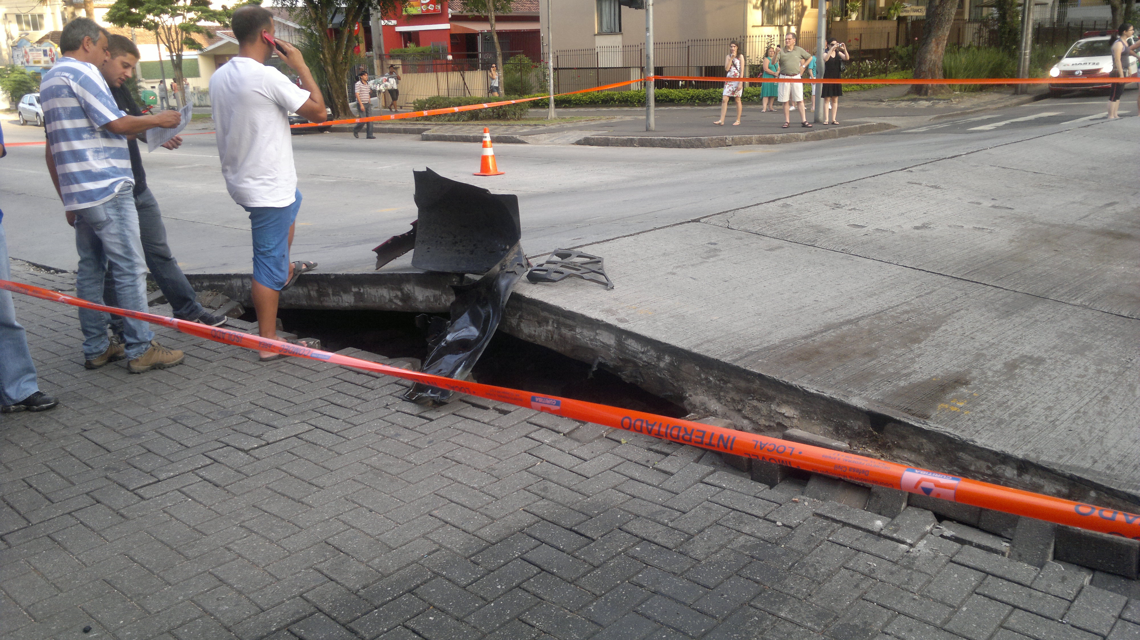Asfalto subiu no cruzamento daa Avenida Iguaçu com a Rua Saint Hilaire, no Água Verde | Jennifer Koppe / Gazeta do Povo
