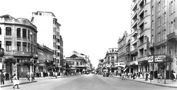 A Avenida Luiz Xavier era palco dos desfiles. Nesta foto de 18 de fevereiro de 1947, nota-se certa decadência com a falta de animação | CD/Arquivo