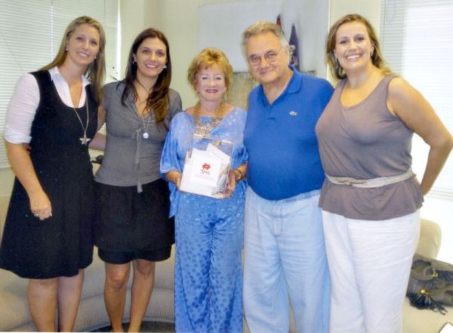 Ação social- Ao comemorar 70 anos com badalada festa no Clube Curitibano, o empresário Sérgio Prosdócimo realizou bonita ação em prol dos necessitados: pediu às centenas de convidados que, em vez de presentes, fizessem doações a três entidades beneficentes: Associação Alírio Pfiffer (TMO), Lar Bom Caminho e Fundação Iniciativa. Na foto, Sérgio, a esposa, Ana Cláudia (à direita), e a filha Clarissa entregam a Martha Schulman (no centro) e Adriana Aranha Hapner (à esquerda), esta uma das vice-presidentes da entidade, a doação de mais de 14 mil reais |