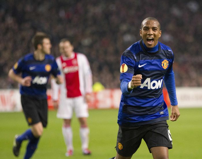 Ashley Young comemora gol do Manchester United na vitória sobre o Ajax | Michael Kooren / Reuters