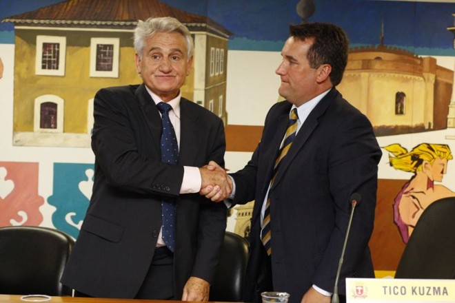 Sabino Picolo (esq.), prefeito em exercício, cumprimenta Tico Kuzma, presidente interino da Câmara: discursos longos e emocionados dos