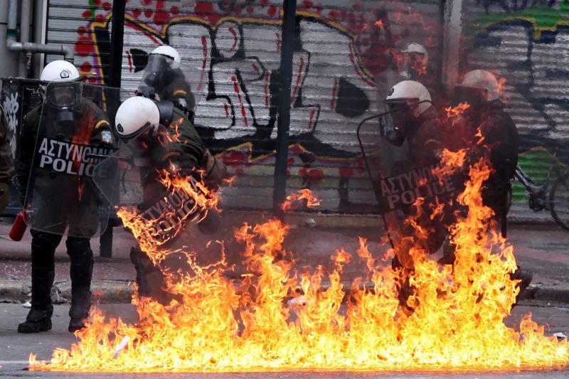 Manifestantes usaram bombas caseiras contra policiais no centro de Atenas, ontem | Max Gyselinck/AFP