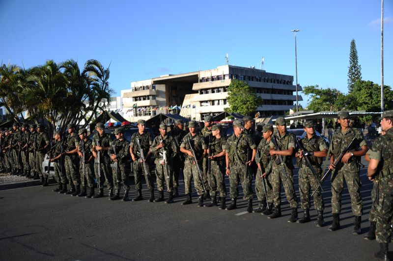 Militares formam linha de defesa em frente à Assembleia Legislativa em Salvador | Christophe Simon/AFP