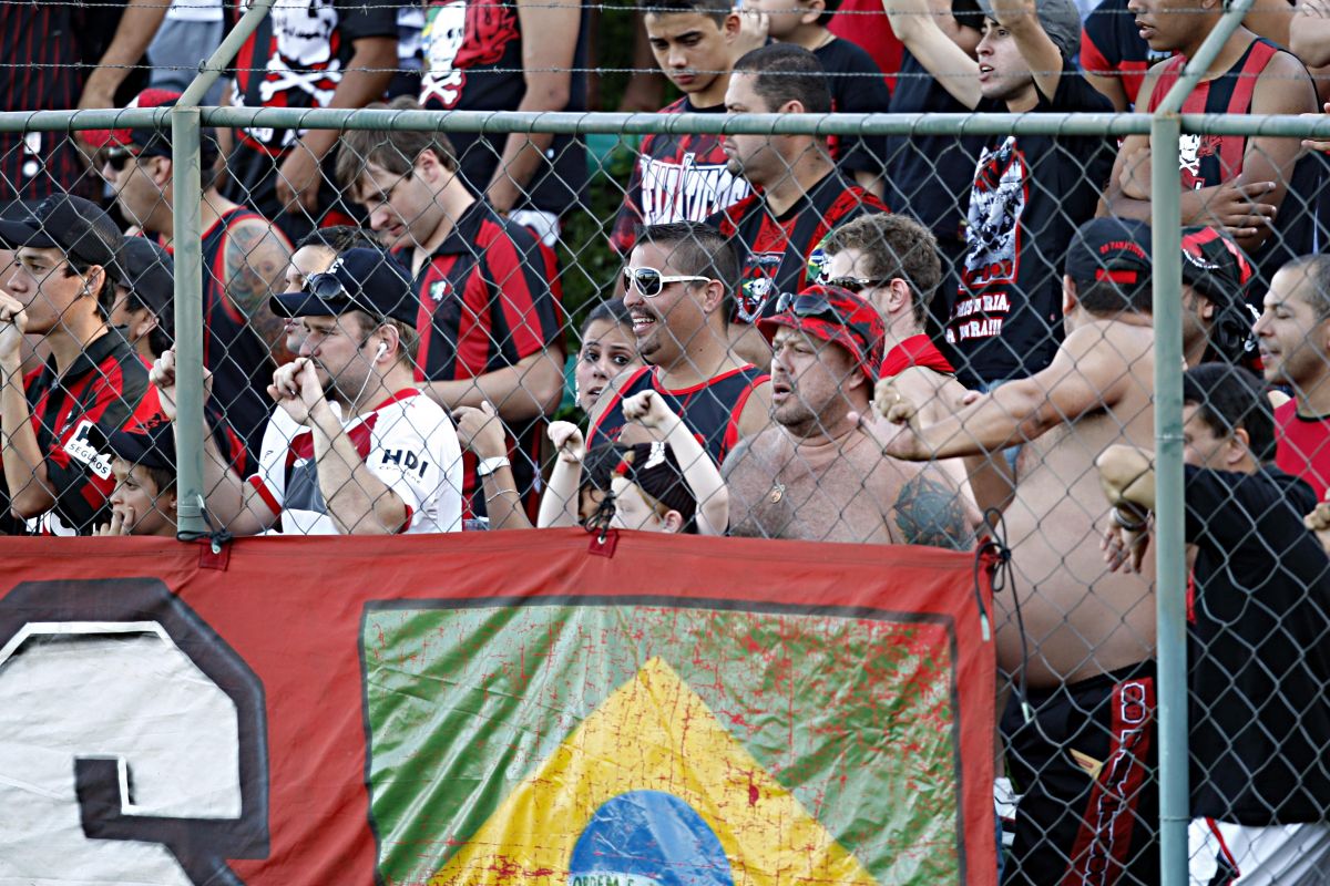 O vereador Julio Cesar Sobota, que aparece sem camisa, logo acima do desenho da bandeira do Brasil, assistiu à vitória do Atlético-PR no Estádio Janguito Malucelli | Albari Rosa/Gazeta do Povo