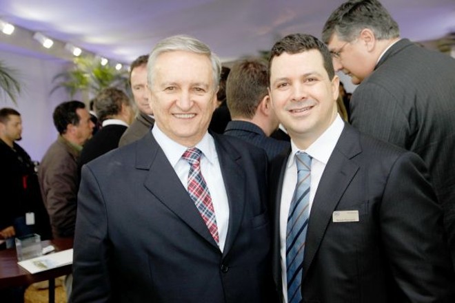 A ampliação da unidade da SIG Combibloc, empresa suíça de embalagens longa vida, em Campo Largo, será executada pela Emisa, divisão industrial do Grupo Plaenge. O contrato foi assinado antes do carnaval pelo diretor da empresa, Evaldo Fabian (à esq.), e pelo diretor-presidente da SIG Combiloc para a América do Sul, Ricardo Rodrigues (à dir.), em Curitiba |