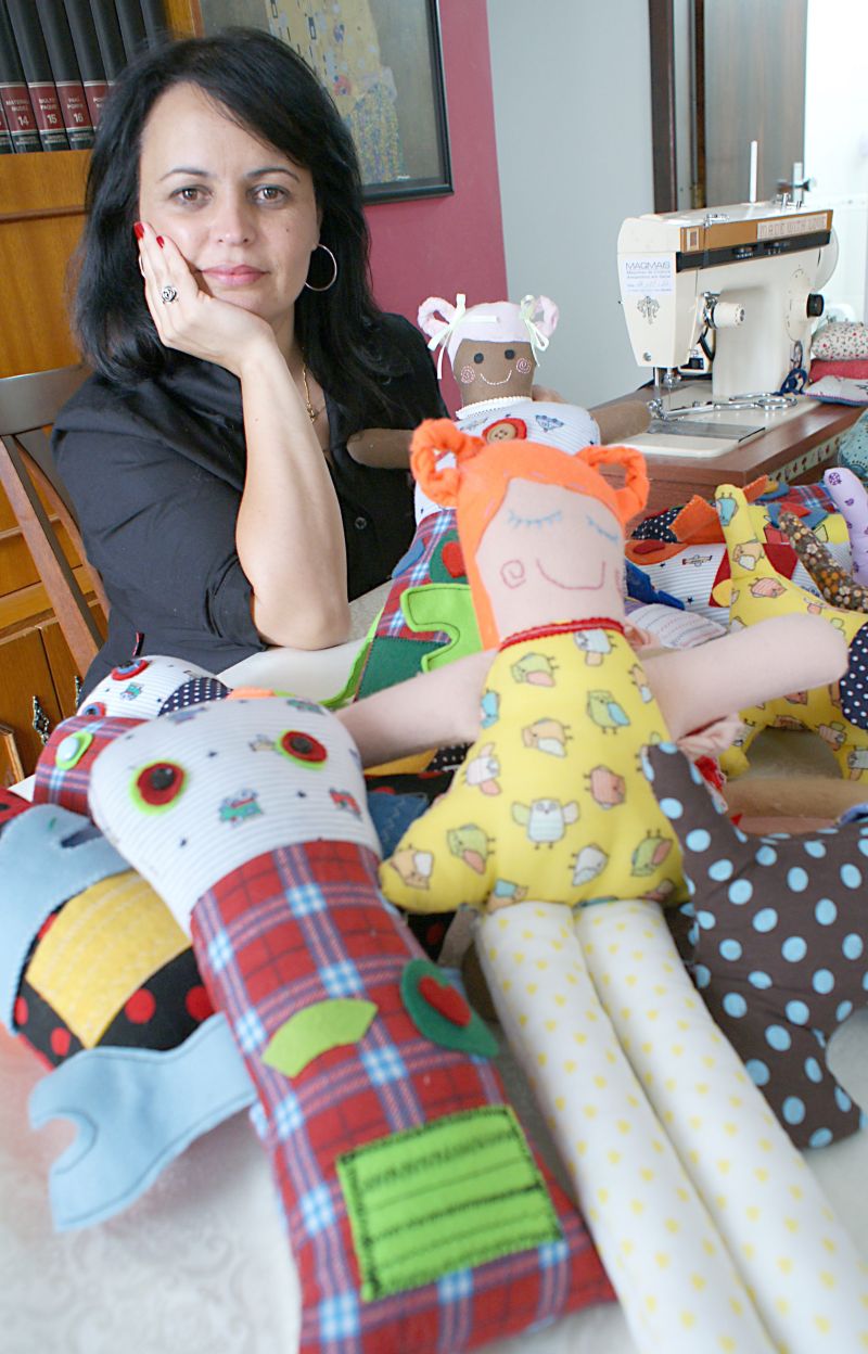 Andrea quer ajudar crianças carentes, não com roupas ou alimentos. Para ela, a confecção de bonecas é uma grande demonstração de carinho | Marco André Lima/ Gazeta do Povo