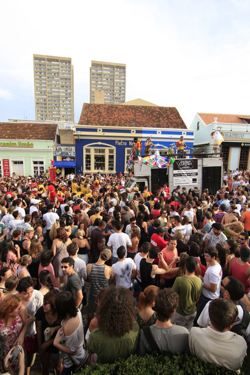 O desfile do Garibaldis e Sacis atrai milhares pessoas ao centro de Curitiba nos fins de semana que antecedem o carnaval | Antonio More/Gazeta do Povo