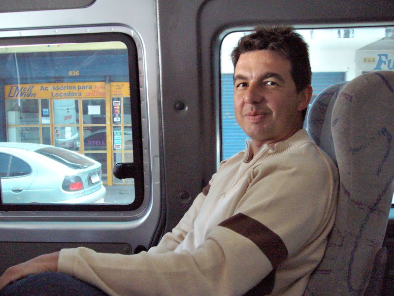 O escritor Márcio Renato dos Santos reuniu a equipe de autores responsáveis pelas quatro publicações abaixo, que servem de estreia para a editora | Divulgação