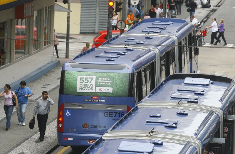 Por volta das 16 horas, vários expressos já podiam ser vistos no Centro de Curitiba: paralisação afetou 2,3 milhões de pessoas | Alexandre Mazzo/Gazeta do Povo