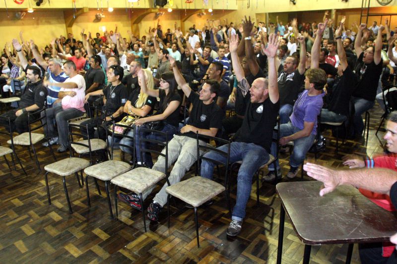 Investigadores, escrivães e delegados reunidos na Sociedade Universal, em Curitiba, aprovaram indicativo de greve: paralisação deve iniciar 48 horas após a comunicação oficial ao governo do estado | Fábio Alexandre/Tribuna do Paraná