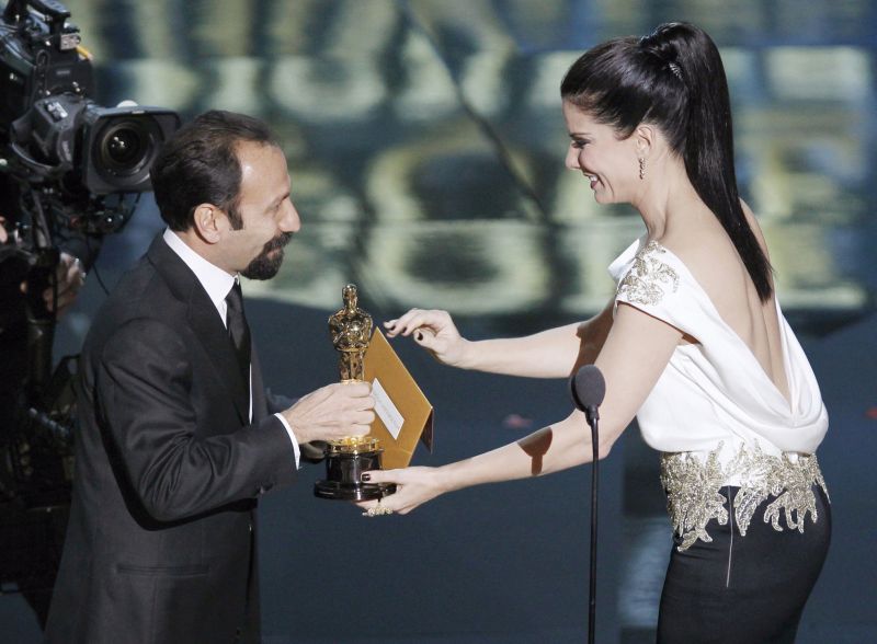 Asghar Farhadi, diretor do iraniano A Separação, recebe o troféu de melhor filme estrangeiro das mãos de Sandra Bullock: caráter político da escolha não tira o mérito da obra | Gary Hershorn/Reuters