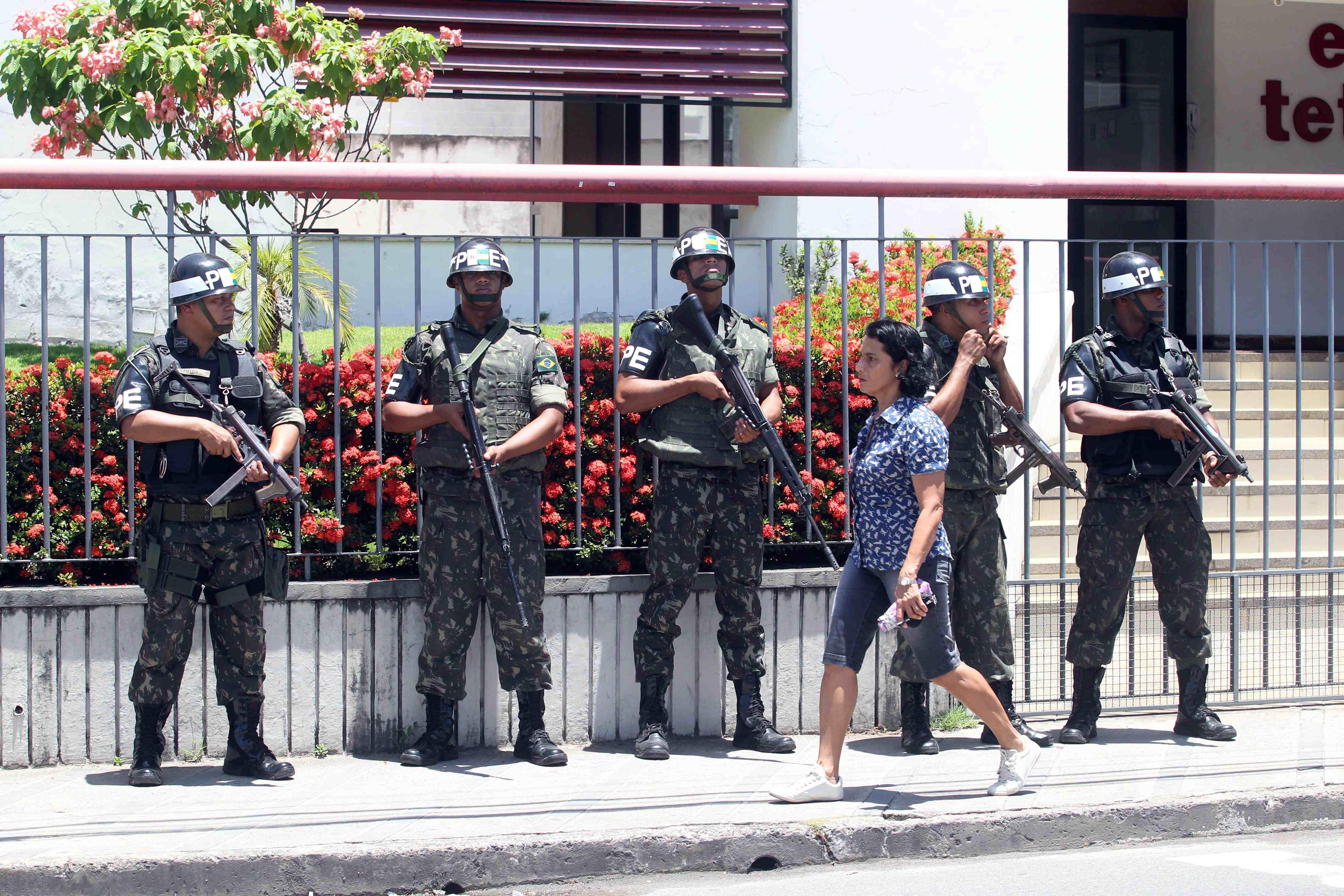 Soldados foram deslocados para Salvador, onde há a ameaça de saques e arrastões | Folhapress