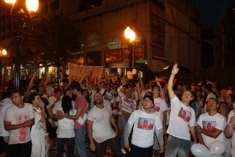 Moradores da região e amigos de Andersandio Soares Franco, morto na terça-feira (21) nas proximidades de um shopping no bairro Água Verde, fizeram uma manifestação para pedir Justiça | Walter Alves/Gazeta do Povo