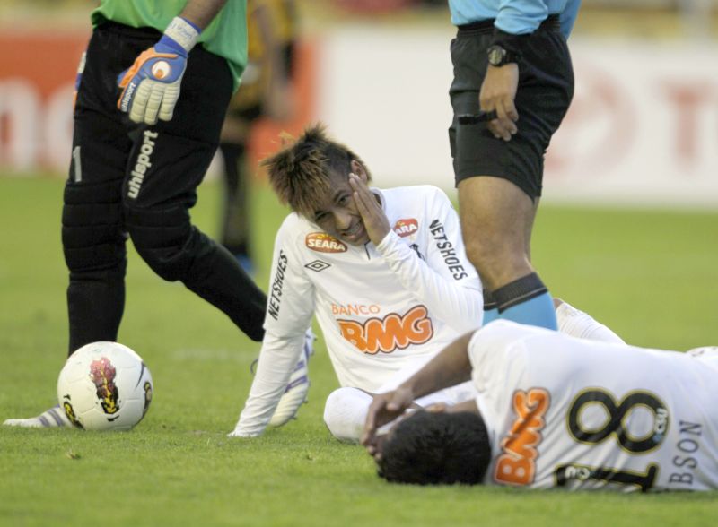 Neymar e Ibson durante o tropeço do Santos na altitude | David Mercado/ Reuters